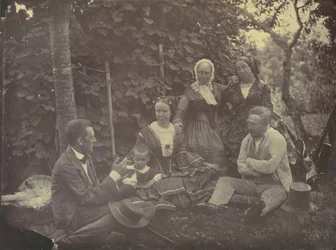 [Trois femmes, deux hommes et un enfant en pique-nique]