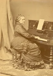 Portrait de Clara Wieck-Schumann 1819-1896 au piano, vers 1878