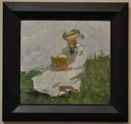 Femme lisant dans la verdure