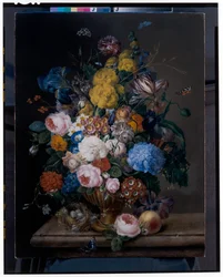 Roses, iris, œillets, tulipes et autres fleurs dans une urne en bronze