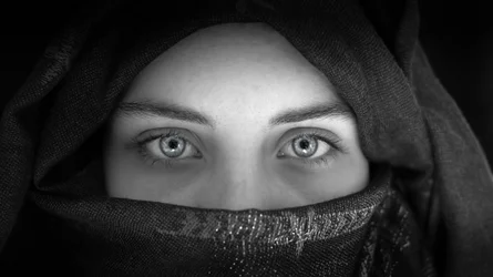 Des yeux intenses et voilés