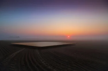 Lever de soleil sur un horizon brumeux