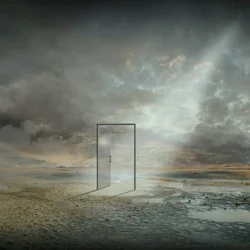 Une porte ouverte sous un ciel orageux