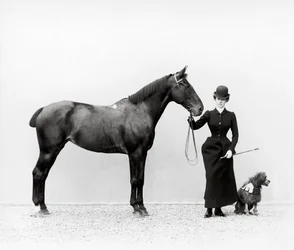 Portrait de Mlle Walsh avec un cheval et un caniche miniature à la Villa di Montefonte, dans la région de Poggio Imperiale de Florence, vers 1890