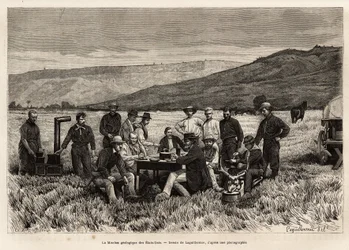 La mission géologique des États-Unis est jeune dans la plaine, gravée d