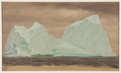 Icebergs sous un ciel nuageux