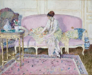 Femme assise sur un canapé dans un intérieur