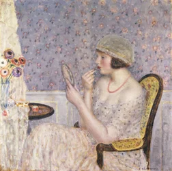 Femme à une coiffeuse