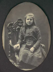 [Fille aux boucles, assise, trois-quarts longueur]