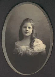 [Fille en robe blanche décolletée], années 1890
