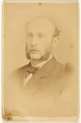 [Homme non identifié avec moustache et favoris]