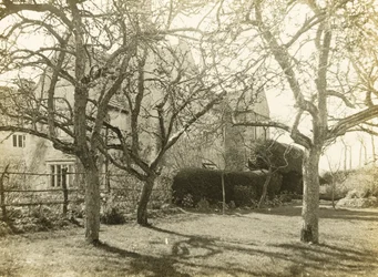 Manoir de Kelmscott : Depuis le verger