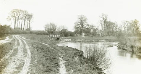 Le manoir de Kelmscott : Depuis la Tamise