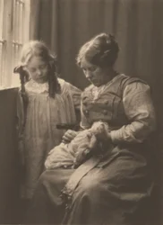 [Mme Frederick H. Evans, Barbara Evans, et Phyllis la poupée]
