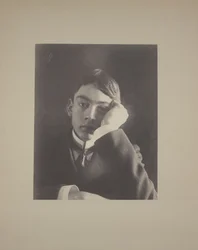 Garçon en costume avec la main contre le visage, vers 1896