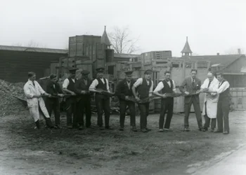 Un python de 20 pieds de long porté par onze membres du personnel de la Société zoologique, zoo de Londres, 1924