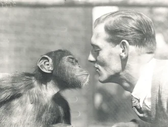 Booboo le chimpanzé et John Shelly au zoo de Londres, septembre 1927