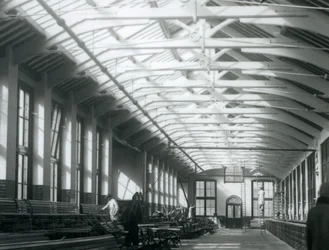 La maison des lions avec cinq hommes travaillant à son entretien, zoo de Londres, 1926