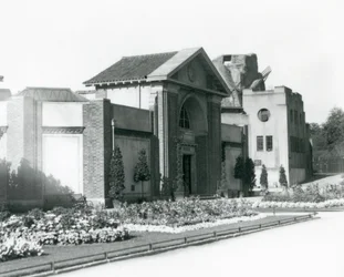 La maison des reptiles au zoo de Londres en 1928, avec des parterres de fleurs réguliers le long des allées menant à l