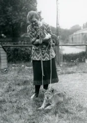 Deux lionceaux avec une jeune femme au Zoo de Londres en août 1925
