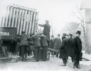 Déchargement du rhinocéros indien nouvellement arrivé, Zoo de Londres, 1924