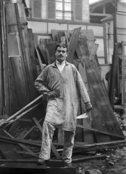 Artisan en tenue de travail, employé à la restauration de l