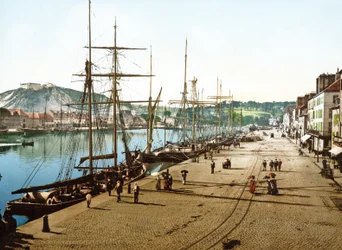 Bateaux amarrés à Cherbourg avec l