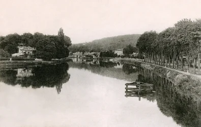 Bougival (Yvelines - 78 - Île-de-France) : berges de la Seine vues depuis la passerelle, début du 20e siècle (photo n/b)