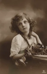 Jolie fille avec des roses