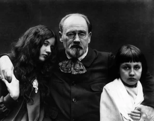 Émile Zola (1840-1902), écrivain et journaliste français, dans le jardin de Verneuil-sur-Seine (Yvelines) avec ses enfants Denise et Jacques