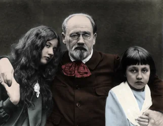 Émile Zola avec ses filles, Denise et Jacques, dans sa maison de Verneuil-sur-Seine (photo)