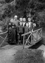 Famille de citadins, posant dans leur jardin, près de Bourmont en Haute-Marne, vers 1880 (photographie, Collection Ducos)