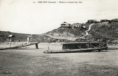 Pêcheurs retirant leur filet près des plages de Sam Son, Annam. Carte postale du Vietnam, Indochine. Photographie vers 1912-1914
