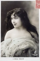 Carte postale de nouvel an française représentant une belle femme