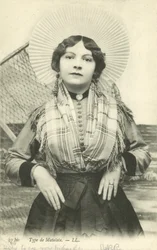 Fille habillée en matelote