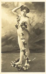 Fille en body tenant une guirlande de fleurs