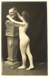 Fille en body donnant de l