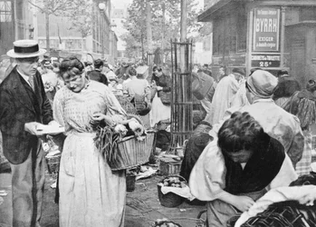 Marchand ambulant parmi les acheteurs et vendeurs, Les Halles, Paris, 1896