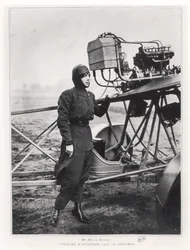 Hélène Dutrieu (1877-1961) debout à côté d