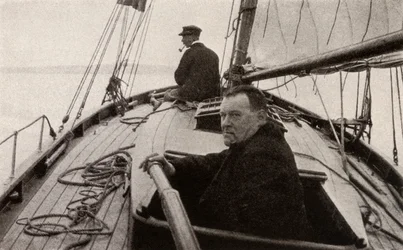 Hilaire Belloc dans son bateau