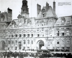 Gonfler un ballon avec les déclarations de la Commune attachées à l