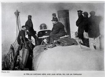 Jules Verne (1828-1905) et Jules Hetzel fils sur une torpille
