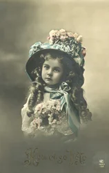 Petite fille avec un grand chapeau