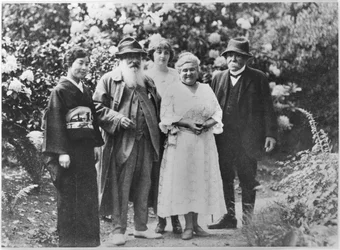 Madame Kuroki, Claude Monet (1840-1926), Alice Butler (1894-1949), Blanche Hoschedé-Monet et Georges Clemenceau (1841-1929) dans le jardin à Giverny