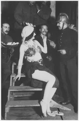Mata Hari dans les coulisses avec un pompier, vers 1905