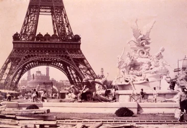 Hommes construisant la Fontaine St. Vidal près de la Tour Eiffel, vers 1888
