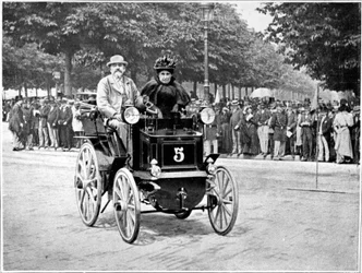 M. et Mme Levassor au départ de la course Paris - Bordeaux - Paris