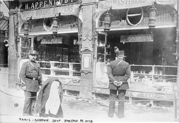 Paris, magasin allemand saccagé par la foule, 1914