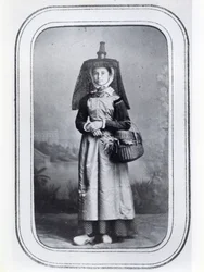 Carte de visite photographique montrant un costume régional français, vers 1860-70