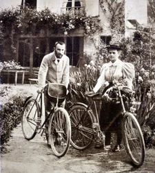 Pierre et Marie Curie dans leur jardin en 1895